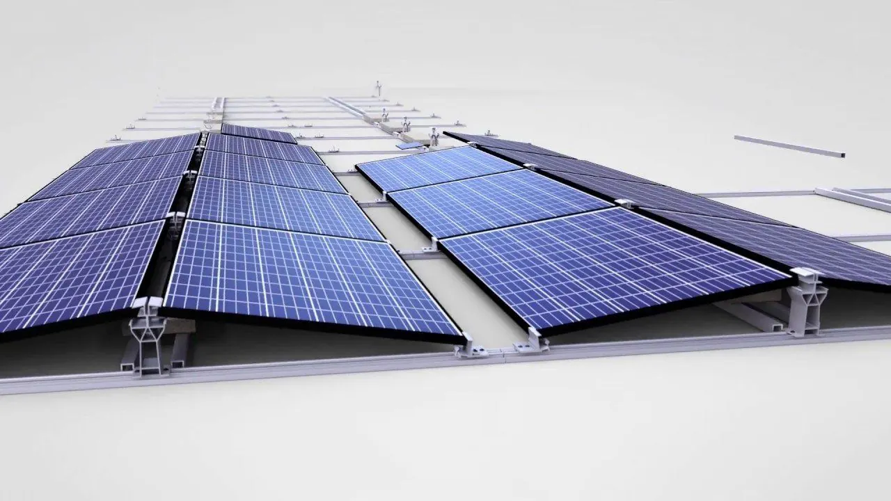 Großflächige Photovoltaikanlage auf einem Flachdach