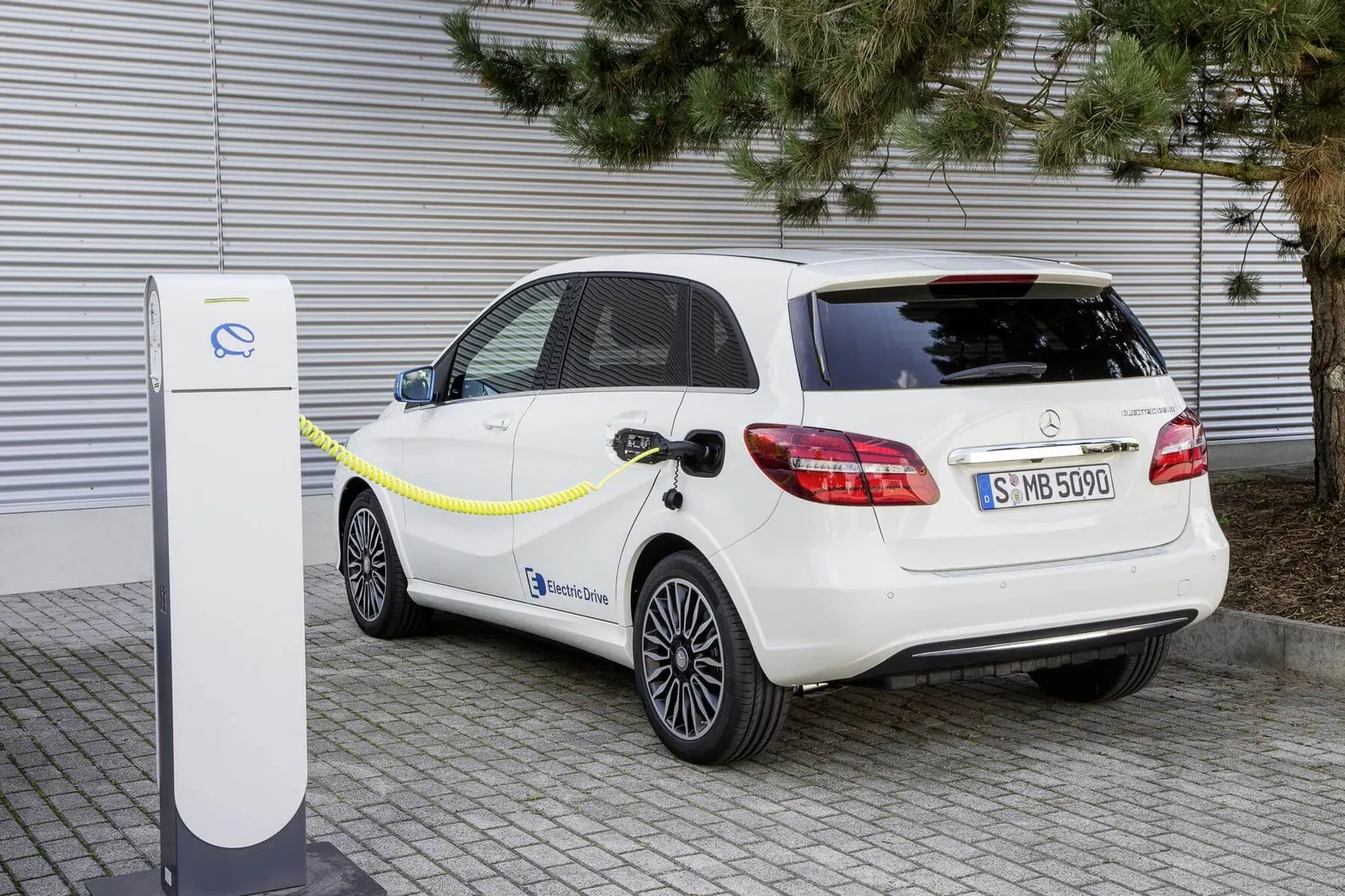 Elektroauto an einer Ladestation